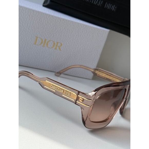 NEW Dior Signature M1U Mask Sunglasses in Pink Transparent main image 7